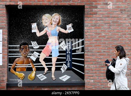 Un murale raffigurante il concorso di leadership del Partito conservatore tra Liz Truss e Rishi Sunak su Hill Street a Belfast, Irlanda del Nord Foto Stock