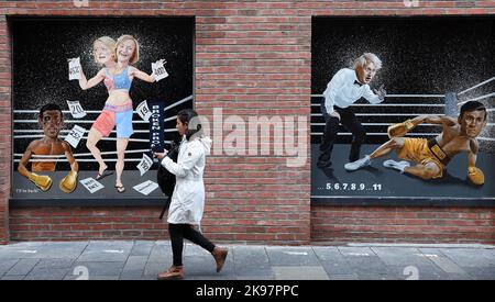 Un murale raffigurante il concorso di leadership del Partito conservatore tra Liz Truss e Rishi Sunak su Hill Street a Belfast, Irlanda del Nord Foto Stock