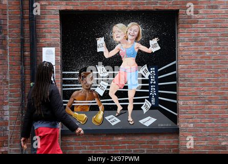 Un murale raffigurante il concorso di leadership del Partito conservatore tra Liz Truss e Rishi Sunak su Hill Street a Belfast, Irlanda del Nord Foto Stock