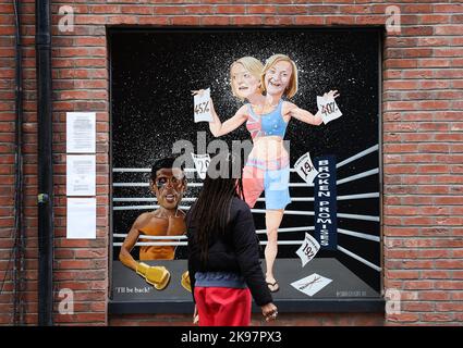 Un murale raffigurante il concorso di leadership del Partito conservatore tra Liz Truss e Rishi Sunak su Hill Street a Belfast, Irlanda del Nord Foto Stock
