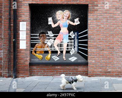 Un murale raffigurante il concorso di leadership del Partito conservatore tra Liz Truss e Rishi Sunak su Hill Street a Belfast, Irlanda del Nord Foto Stock