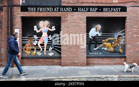 Un murale raffigurante il concorso di leadership del Partito conservatore tra Liz Truss e Rishi Sunak su Hill Street a Belfast, Irlanda del Nord Foto Stock