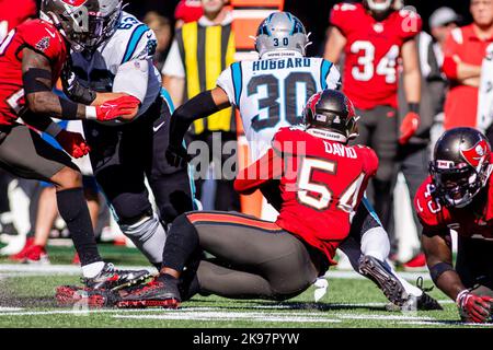 Charlotte, North Carolina, Stati Uniti. 23rd Ott 2022. Carolina Panthers in esecuzione Chuba Hubbard (30) è affrontato da Tampa Bay Buccaneers linebacker Lavonte David (54) durante il secondo trimestre del matchup NFL a Charlotte, NC. (Scott Kinser/Cal Sport Media). Credit: csm/Alamy Live News Foto Stock