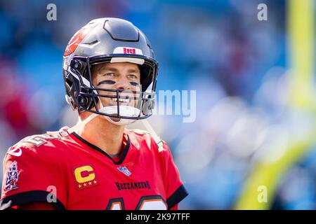 Charlotte, North Carolina, Stati Uniti. 23rd Ott 2022. Tampa Bay Buccaneers quarto di ritorno Tom Brady (12) durante la NFL matchup a Charlotte, NC. (Scott Kinser/Cal Sport Media). Credit: csm/Alamy Live News Foto Stock