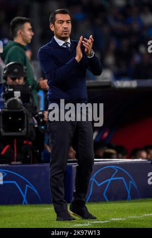 Napoli, Italia. 26th Ott 2022. Giovanni Van Bronckhorst allenatore capo del Rangers FC reagisce durante il Champions League Group Una partita di calcio tra SSC Napoli e Rangers FC allo stadio Diego Armando Maradona di Napoli (Italia), 26th ottobre 2022. Foto Andrea Staccioli/Insidefoto Credit: Insidefoto di andrea staccioli/Alamy Live News Foto Stock