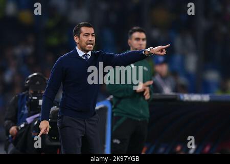 Napoli, Italia. 26th Ott 2022. Giovanni Van Bronckhorst, manager del Rangers FC, gestures durante la partita della UEFA Champions League tra Napoli e il Rangers FC allo Stadio Diego Armando Maradona, Napoli, Italia, il 26 ottobre 2022. Credit: Giuseppe Maffia/Alamy Live News Foto Stock