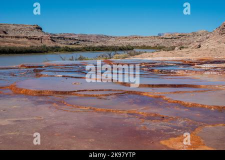 Crystal Geyser, un geyser di acqua fredda alimentato ad anidride carbonica vicino a Green River, Utah. Foto Stock