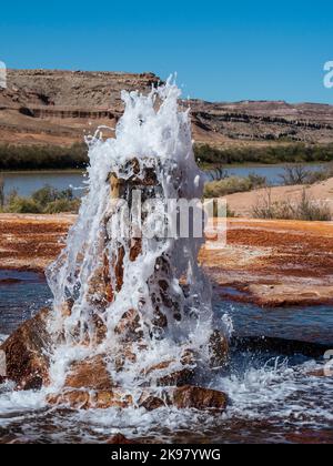 Crystal Geyser, un geyser di acqua fredda alimentato ad anidride carbonica vicino a Green River, Utah. Foto Stock