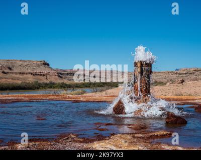 Crystal Geyser, un geyser di acqua fredda alimentato ad anidride carbonica vicino a Green River, Utah. Foto Stock