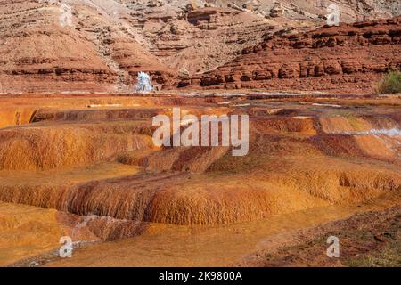 Crystal Geyser, un geyser di acqua fredda alimentato ad anidride carbonica vicino a Green River, Utah. Foto Stock