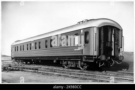 State Railways, SJ WLAB06. Carrozza letto realizzata da Kockums, ASJ Arlöv 1956-57. Questo carro è probabilmente il primo con il numero 4590. Il carrello era dotato di una linea di riscaldamento elettrica, con controllo del termostato nei vani, freno a vite a V, bomba ad aria compressa e molto altro ancora. Foto Stock