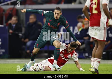 Amsterdam, Paesi Bassi. 26 ottobre 2022 Amsterdam, Paesi Bassi. AMSTERDAM - (LR) Kostas Tsimikas del Liverpool FC, Francisco Conceicao di Ajax durante la UEFA Champions League Group Una partita tra Ajax Amsterdam e Liverpool FC alla Johan Cruijff Arena il 26 ottobre 2022 ad Amsterdam, Paesi Bassi. ANP MAURICE VAN STEEN Foto Stock