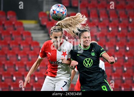 Praga, Repubblica Ceca. 26th Ott 2022. L-R Simona Necidova di Slavia e Ewa Pajor di Wolfsburg in azione durante la partita di calcio femminile della Champions League 2nd del gruppo B SK Slavia Praha vs VfL Wolfsburg, a Praga, Repubblica Ceca, 26 ottobre 2022. Credit: Katerina Sulova/CTK Photo/Alamy Live News Foto Stock