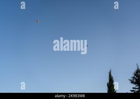 2 balloni ad aria calda in un cielo azzurro Foto Stock