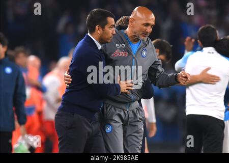 Il manager dei Rangers Giovanni van Bronckhorst (a sinistra) e Napoli dirigono l'allenatore Luciano Spalletti dopo il fischio finale nel gruppo UEFA Champions League Una partita allo Stadio Diego Armando Maradona di Napoli. Data immagine: Mercoledì 26 ottobre 2022. Foto Stock