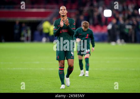 Virgil Van Dijk di Liverpool applaude i tifosi che hanno seguito la UEFA Champions League A una partita alla Johan Cruyff Arena di Amsterdam, Paesi Bassi. Data immagine: Mercoledì 26 ottobre 2022. Foto Stock