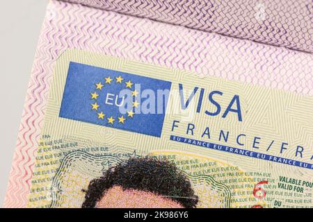 ISTANBUL, TURCHIA - 17 DICEMBRE 2021: Closeup del visto alla Francia concentrandosi sulla parola VISA. Il visto Schengen è stato messo in circolazione da allora Foto Stock