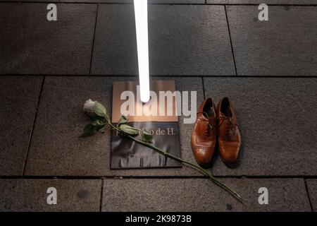 Barcellona, Spagna. 26th Ott 2022. Una rosa bianca e scarpe da uomo accompagnate dal nome di un senzatetto morto nel 2022. L'entità sociale Fundación Arrels ha chiamato l'evento Batecs de Llum (battute di luce) davanti alla Cattedrale di Barcellona in memoria delle 80 persone senza tetto che sono morte a Barcellona, 16 delle quali per strada, negli ultimi 12 mesi. (Foto di Paco Freire/SOPA Images/Sipa USA) Credit: Sipa USA/Alamy Live News Foto Stock