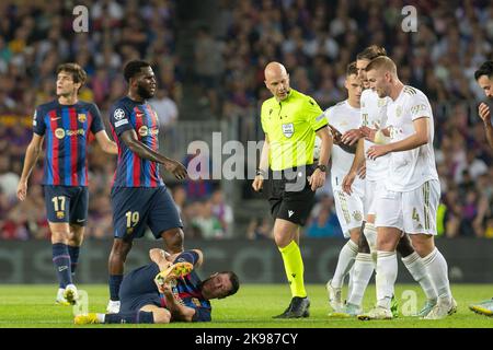 BARCELLONA, Spagna. , . 9, Robert LEWANDOWSKI infortunato, 19, Franck KESSIE, del FC Barcelona, 4, Matthijs De ligt, 8, Leon GORETZKA, 6, Joshua Kimmich, della FCB e dell'arbitro Anthony TAYLOR, durante la partita di calcio UEFA Championsleague nello stadio Camp Nou di Barcellona del FC BARCELONA vs il FC BAYERN Munchen. Credit: SPP Sport Press Photo. /Alamy Live News Foto Stock