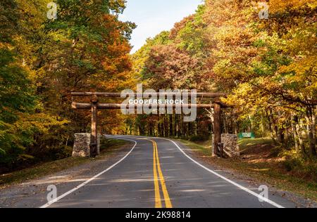 Nuovo cartello d'ingresso con il tronco di legno sulla strada per Coopers Rock state Forest Foto Stock