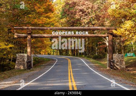 Nuovo cartello d'ingresso con il tronco di legno sulla strada per Coopers Rock state Forest Foto Stock