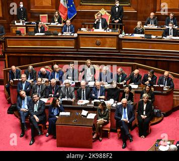 Roma, Italia. 26th Ott 2022. Il primo ministro italiano Giorgia Meloni (C) si rivolge alla Camera superiore del parlamento italiano a Roma il 26 ottobre 2022. Il nuovo gabinetto italiano guidato dal primo ministro Giorgia Meloni ha vinto mercoledì un voto di fiducia nella camera alta del parlamento italiano con un comodo margine. Credit: Alberto Lingria/Xinhua/Alamy Live News Foto Stock