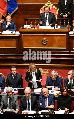 Roma, Italia. 26th Ott 2022. Il primo Ministro italiano Giorgia Meloni (2nd L, 2nd Row) si rivolge alla Camera superiore del parlamento italiano a Roma il 26 ottobre 2022. Il nuovo gabinetto italiano guidato dal primo ministro Giorgia Meloni ha vinto mercoledì un voto di fiducia nella camera alta del parlamento italiano con un comodo margine. Credit: Alberto Lingria/Xinhua/Alamy Live News Foto Stock