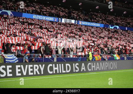 I tifosi festicano il 26 ottobre 2022 durante il Champions League Match Day 5 tra Atletico de Madrid e Bayern Leverkusen allo stadio Civitas Metropolitano di Madrid. Foto Stock