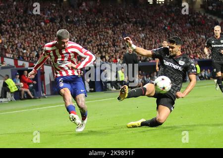 Rodrigo De Paul (L) di Atletico in azione durante il Champions League Match Day 5 tra Atletico de Madrid e Bayern Leverkusen allo Stadio Civitas Metropolitano di Madrid, in Spagna, il 26 ottobre 2022. Foto Stock