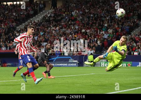 Lukáš Hrádecký di Leverkusen in azione durante il Champions League Match Day 5 tra Atletico de Madrid e Bayern Leverkusen allo stadio Civitas Metropolitano di Madrid, Spagna, il 26 ottobre 2022. Foto Stock