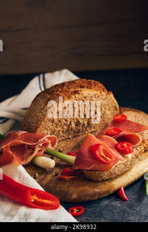 pane di segale con fette di jamon Foto Stock