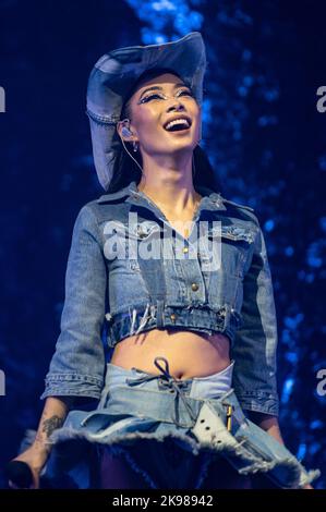 Brixton, Londra, 26/10/2022, la cantautrice Rina Sawayama si esibisce dal vivo sul palco durante il tour "Hold the Girl" di Londra. Foto Stock