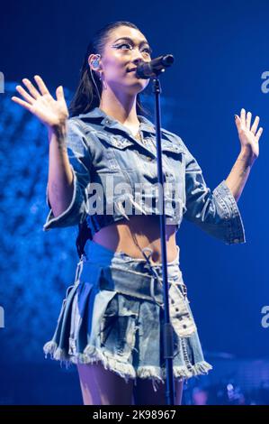 Brixton, Londra, 26/10/2022, la cantautrice Rina Sawayama si esibisce dal vivo sul palco durante il tour "Hold the Girl" di Londra. Foto Stock