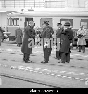 La visita reale al traghetto ferroviario 'Trelleborg' a Stoccolma, Gustav VI Adolf e il Principe ereditario Carl Gustaf Sedemer Carl XVI Gustaf (nascosto dal re). Foto Stock