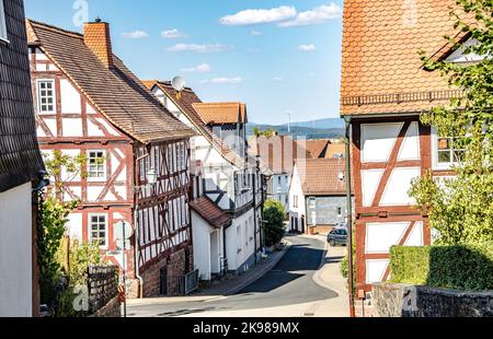 Vista degli edifici e delle strade della vecchia cittadina di Amoeneburg in Assia, Germania. Foto Stock