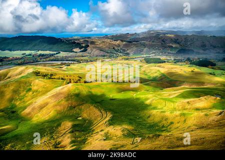 Sole e ombre sulle splendide terre agricole intorno alle colline rurali e alla valle intorno alla zona di te Mata Foto Stock