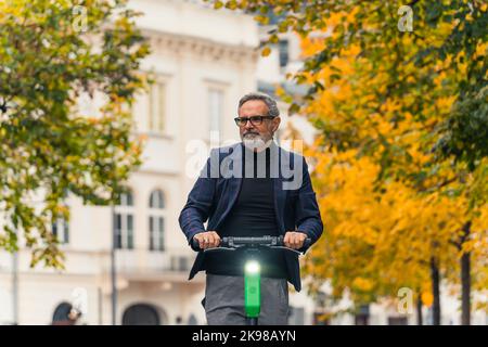 Stagione autunnale. Donna adulta felice anni '50 in un berretto di lana e  abiti boho accogliente a piedi nel parco della città autunno. Lady in occhiali  accessori minimal Foto stock - Alamy