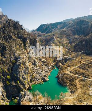 Foto verticale all'aperto del Lago Oymapinar Turco e dei suoi dintorni. Bel tempo estivo. Acqua turchese. Posti naturalmente belli. Foto di alta qualità Foto Stock