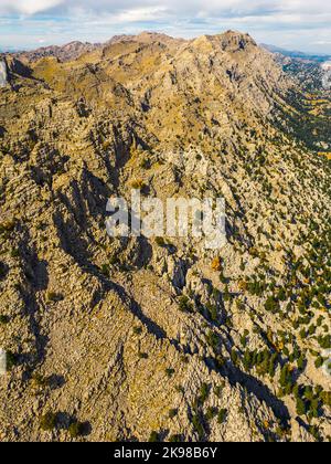 Monti Taurus - complesso montano nel sud della Turchia che vale la pena visitare. Ripresa aerea verticale all'aperto di formazioni rocciose pericolose. Foto di alta qualità Foto Stock