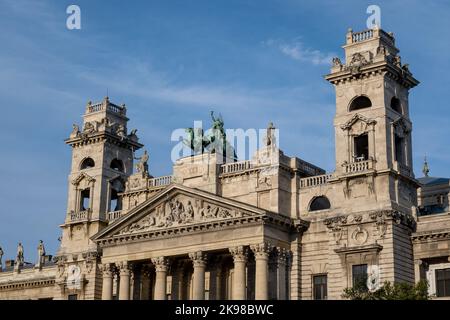 Budapest, Ungheria - 1st settembre 2022: Vista frontale dell'edificio storico del Museo Etnografico (Neprajzi Muzeum) Foto Stock