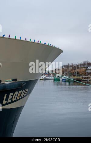 La prua di una grande nave portacontainer bianca e verde. La parola leggenda è dipinta sul bordo della nave. La prua della barca è multicolore Foto Stock