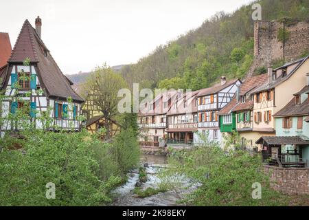 Vecchie case alsaziane tradizionali a Kaysersberg in Alsazia nel dipartimento dell'Alto Reno della regione Grand Est della Francia Foto Stock