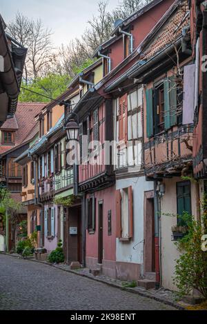 Vecchie case alsaziane tradizionali a Kaysersberg in Alsazia nel dipartimento dell'Alto Reno della regione Grand Est della Francia Foto Stock