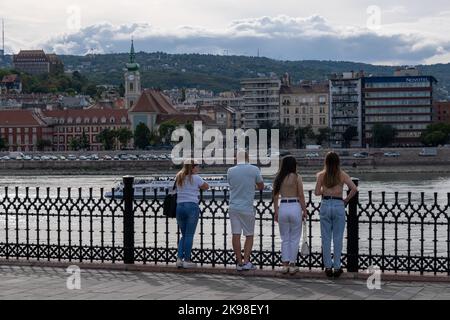 Budapest, Ungheria - 1st settembre 2022: Famiglia che guarda il Danubio Foto Stock