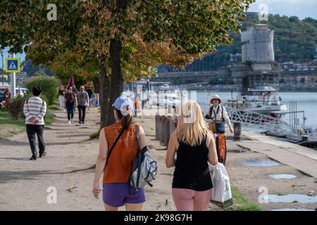 Budapest, Ungheria - 1st settembre 2022: Persone che camminano sulla passeggiata lungo il Danubio Foto Stock