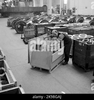 Imballaggio di piccoli contenitori, impianto di cavi Liljeholmens. Foto Stock