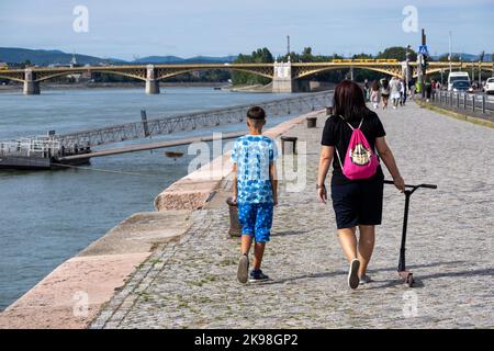 Budapest, Ungheria - 1st settembre 2022: Persone che camminano sulla passeggiata lungo il Danubio Foto Stock