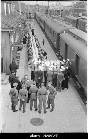 Prigionieri di guerra norvegesi, liberati dal campo di detenzione nazista Grini dopo la capitolazione della Germania. Qui alla stazione di Charlottenberg. Foto Stock