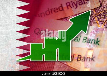 Grafico economico - freccia su, Bandiera Qatari e banconote in contanti Qatari Riyal Foto Stock