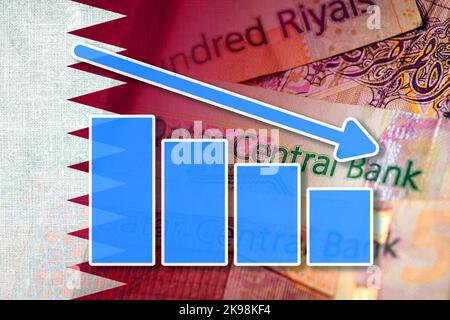 Grafico economico - freccia giù, Bandiera Qatari e banconote in contanti Qatari Riyal Foto Stock